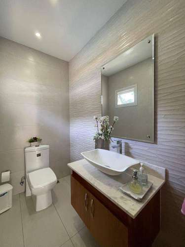 Moderna y Amplia Casa de 4 Habitaciones con Piscina, 4 Parqueos y Paneles Solares de Venta en Casilda Cerros de Gurabo! - Imagen 9