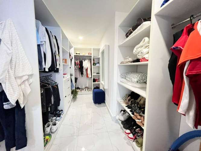 Moderna y Amplia Casa de 4 Habitaciones con Piscina, 4 Parqueos y Paneles Solares de Venta en Casilda Cerros de Gurabo! - Imagen 15
