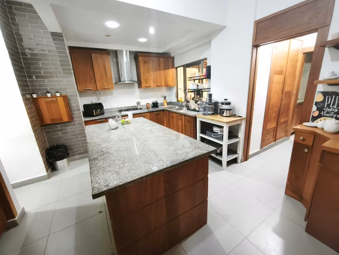 Apartamento de 4 habitaciones con terraza privada en Naco, cerca de las avenidas principales en una torre familiar. - Imagen 4