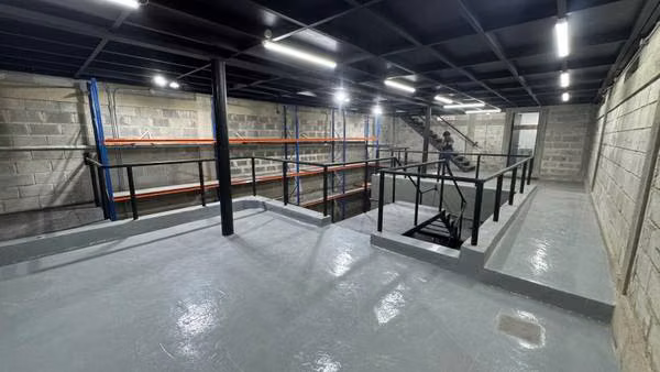 Nave de 3 niveles en Santo domingo Oeste US$1,750