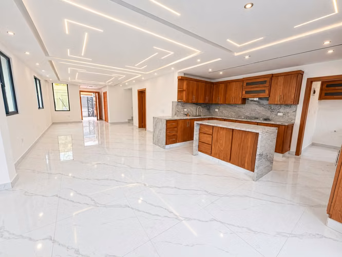 Venta de Casa con Piscina En La Autopista de San Isidro  - Imagen 4