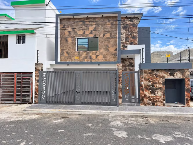 Venta de Casa con Piscina En La Autopista de San Isidro  - Imagen 6