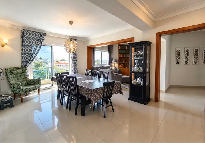 Apartamento de venta con terraza privada y 3 habitaciones en Colinas del oeste