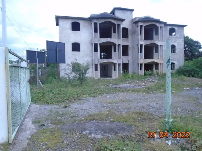 VENTA DE AMPLIO TERRENO CON PROYECTO DE APARTAMENTOS EN BONAO - Imagen 3