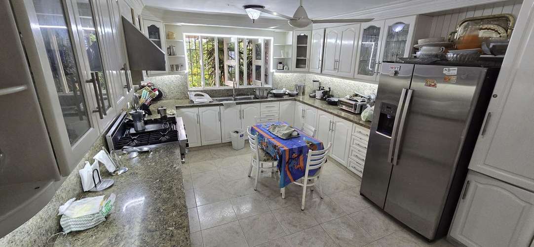 Vendo exclusiva Casa de Lujo en Arroyo Hondo Viejo: Confort, Privacidad y Elegancia en Tres Niveles - Imagen 4