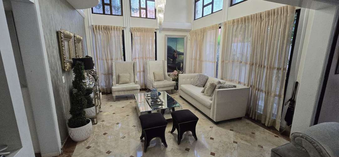 Vendo exclusiva Casa de Lujo en Arroyo Hondo Viejo: Confort, Privacidad y Elegancia en Tres Niveles - Imagen 2