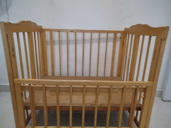 Cuna grande y plegable de madera en Boca Chica (no envío)