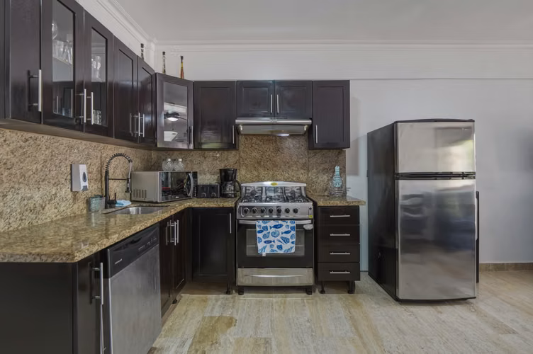 Hermoso apartamento de 95 m², amueblado, 2 hab. y 2 baños en Sosúa. 2 piscinas, seguridad 24/7. ¡5 minutos de la playa!