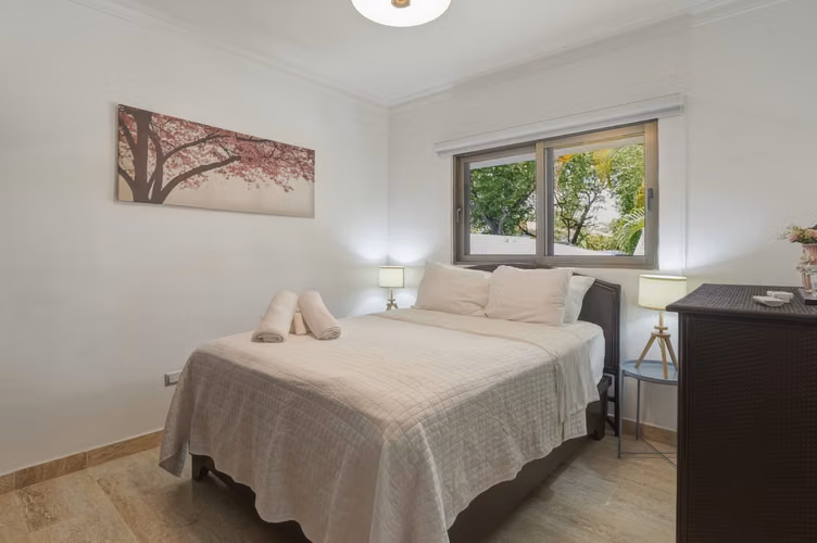 Hermoso apartamento de 95 m², amueblado, 2 hab. y 2 baños en Sosúa. 2 piscinas, seguridad 24/7. ¡5 minutos de la playa!