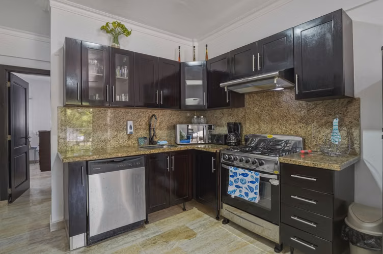 Hermoso apartamento de 95 m², amueblado, 2 hab. y 2 baños en Sosúa. 2 piscinas, seguridad 24/7. ¡5 minutos de la playa!