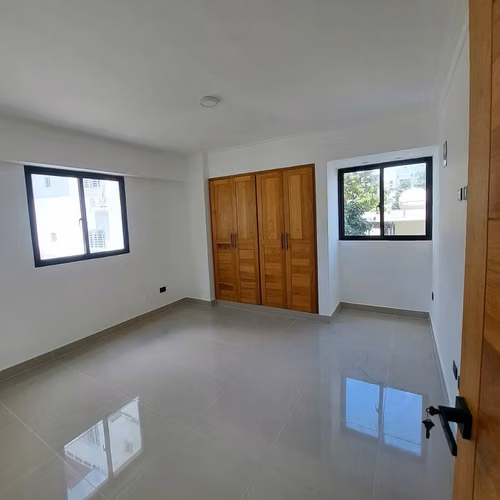 Apartamento 2do nivel con terraza en Los Restauradores – Amplio y con excelente - Imagen 6
