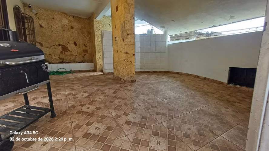 Vendo o alquilo casa de esquina con vocación comercial  - Imagen 3