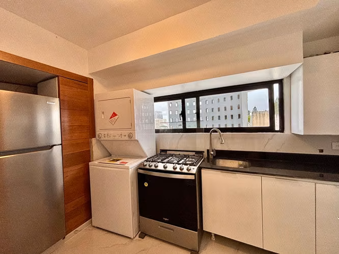 Apartamento recién remodelado ubicado en torre clásica muy bien cuidada en la Ave. Anacaona. - Imagen 10