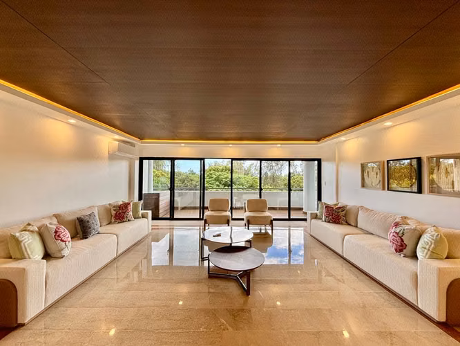 Apartamento recién remodelado ubicado en torre clásica muy bien cuidada en la Ave. Anacaona.