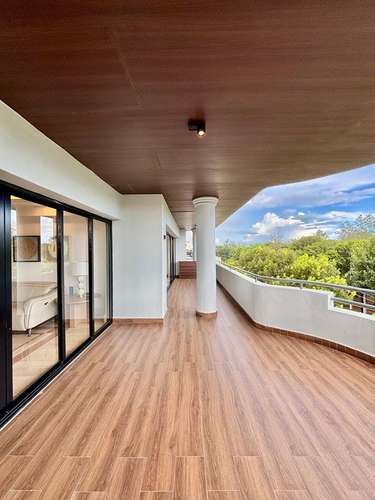 Apartamento recién remodelado ubicado en torre clásica muy bien cuidada en la Ave. Anacaona