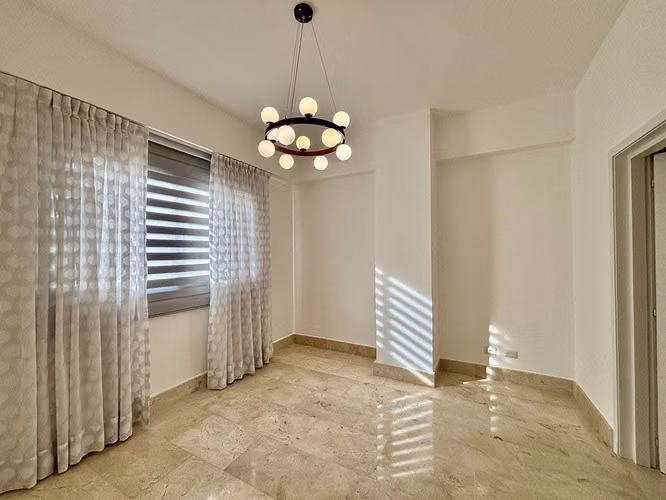 Impecable apartamento ubicado en torre moderna muy bien cuidada y con excelente ubicación en Naco. - Imagen 8