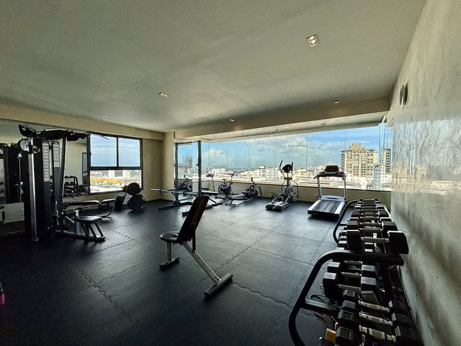 Impecable apartamento ubicado en torre moderna muy bien cuidada y con excelente ubicación en Naco. - Imagen 10