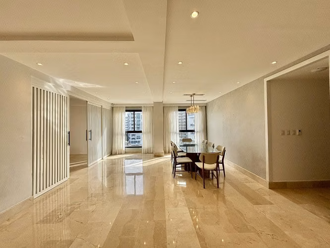 Impecable apartamento ubicado en torre moderna muy bien cuidada y con excelente ubicación en Naco. - Imagen 2