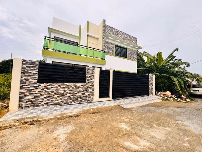 Casa Nueva en Venta de 3 Niveles en Brisa Oriental, Autopista de San Isidro