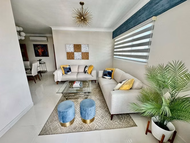 Apartamento en venta en Evaristo Morales  Características:  132 m² de construcción  3 habitaciones, principal con baño p
