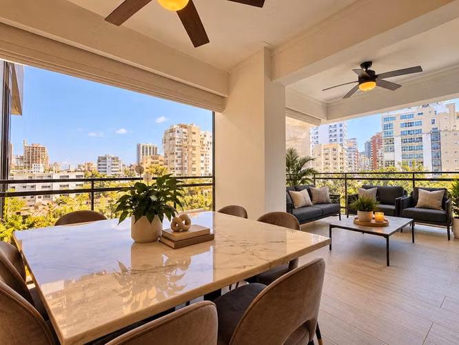 3 dormitorios 3 baños, 1 medio baño 3 estacionamientos 200 m² de superficie total Condición: Excelente SERRALLES Vive en