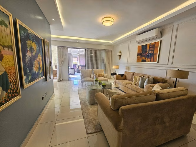 Apartamento en venta en Los Cacicazgos  Ubicado en una calle tranquila y residencial, dentro de una torre construida en 