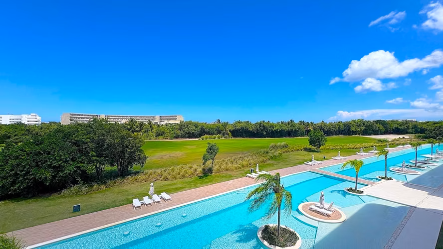 APARTAMENTO AMUEBLADO EN VENTA – CANA ROCK, PUNTA CANA | FREENTE AL CAMPO DE GOLF - Imagen 2