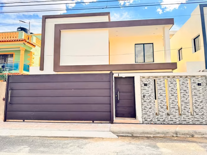 Casa Moderna con Entrada a Doble Altura en Venta en Prado Oriental, Autopista de San Isidro