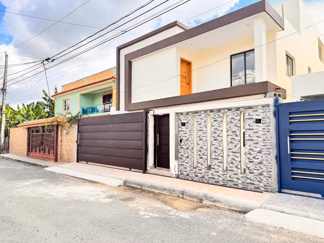 Casa Moderna con Entrada a Doble Altura en Venta en Prado Oriental, Autopista de San Isidro