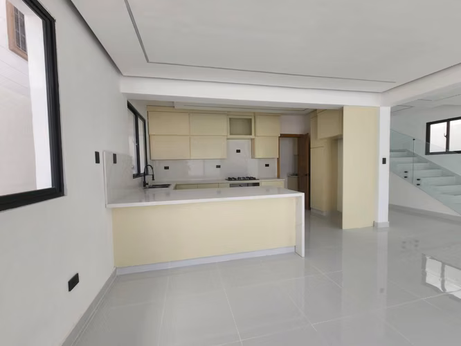 Casa de 3 Niveles con Piscina en Venta en Brisa Oriental, Autopista de San Isidro