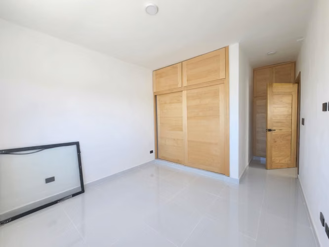 Casa de 3 Niveles con Piscina en Venta en Brisa Oriental, Autopista de San Isidro