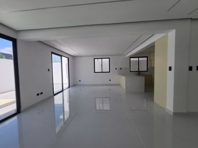Casa de 3 Niveles con Piscina en Venta en Brisa Oriental, Autopista de San Isidro