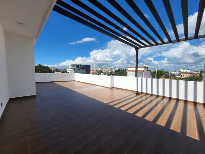 Casa de 3 Niveles con Piscina en Venta en Brisa Oriental, Autopista de San Isidro
