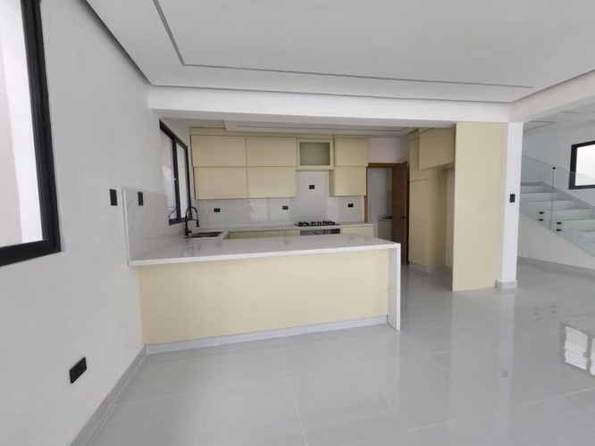 Casa de 3 Niveles con Piscina en Venta en Brisa Oriental, Autopista de San Isidro