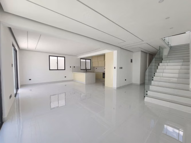 Casa de 3 Niveles con Piscina en Venta en Brisa Oriental, Autopista de San Isidro
