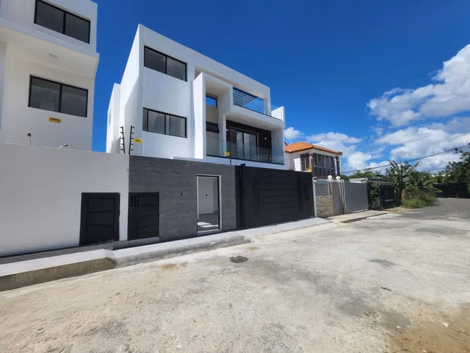 Casa de 3 Niveles con Piscina en Venta en Brisa Oriental, Autopista de San Isidro