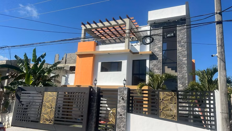 Casa de Lujo con Piscina y Jacuzzi en Venta en Autopista de San Isidro - 4 Habitaciones