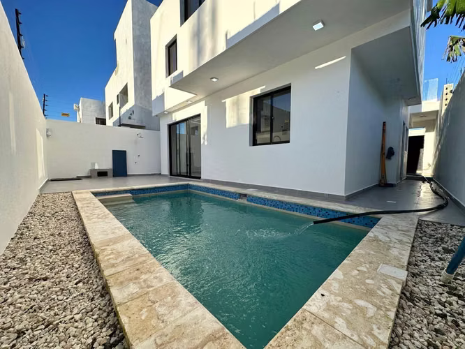 Casa de 3 Niveles con Piscina en Venta - Brisa Oriental, Santo Domingo Este - 3 Habitaciones