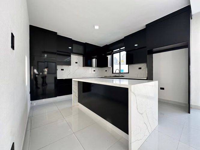 Casa de 3 Niveles con Piscina en Venta - Brisa Oriental, Santo Domingo Este - 3 Habitaciones