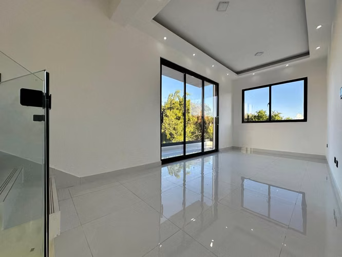 Casa de 3 Niveles con Piscina en Venta - Brisa Oriental, Santo Domingo Este - 3 Habitaciones