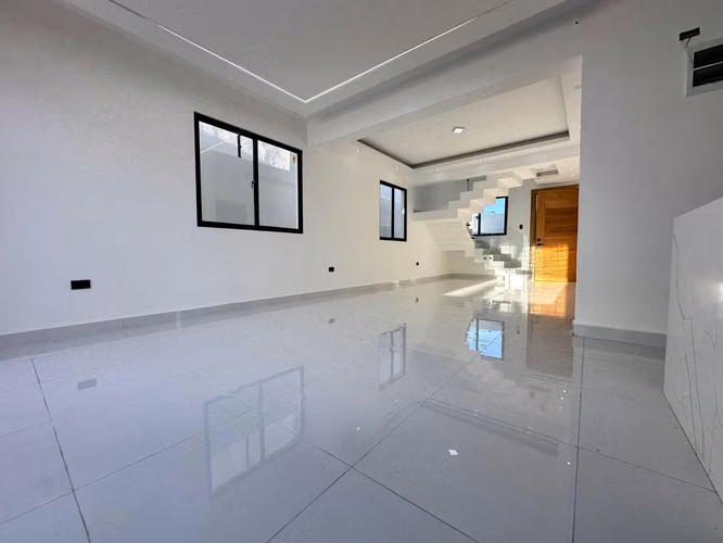 Casa de 3 Niveles con Piscina en Venta - Brisa Oriental, Santo Domingo Este - 3 Habitaciones