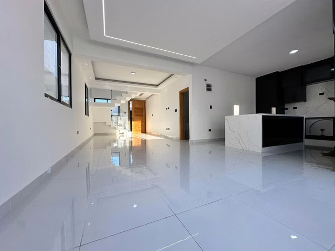 Casa de 3 Niveles con Piscina en Venta - Brisa Oriental, Santo Domingo Este - 3 Habitaciones