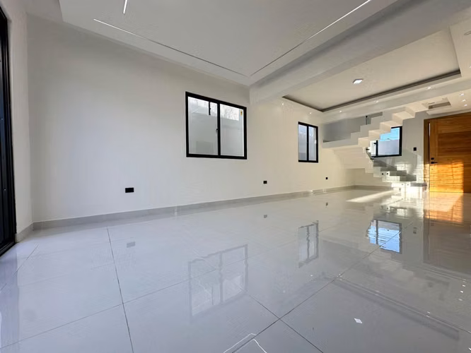 Casa de 3 Niveles con Piscina en Venta - Brisa Oriental, Santo Domingo Este - 3 Habitaciones