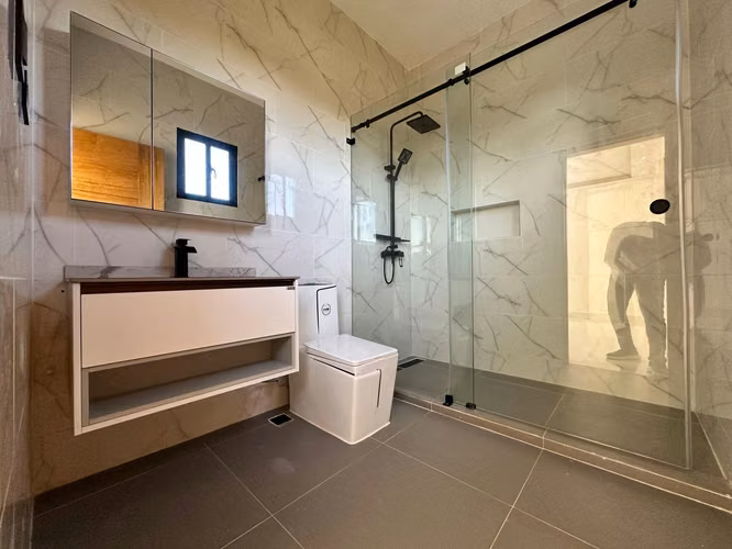 Casa de 3 Niveles con Piscina en Venta - Brisa Oriental, Santo Domingo Este - 3 Habitaciones