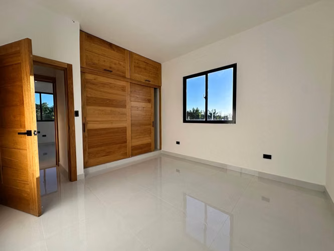 Casa de 3 Niveles con Piscina en Venta - Brisa Oriental, Santo Domingo Este - 3 Habitaciones