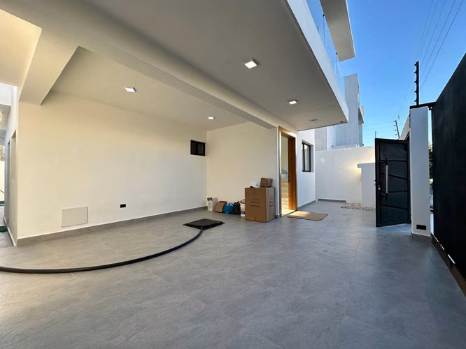 Casa de 3 Niveles con Piscina en Venta - Brisa Oriental, Santo Domingo Este - 3 Habitaciones