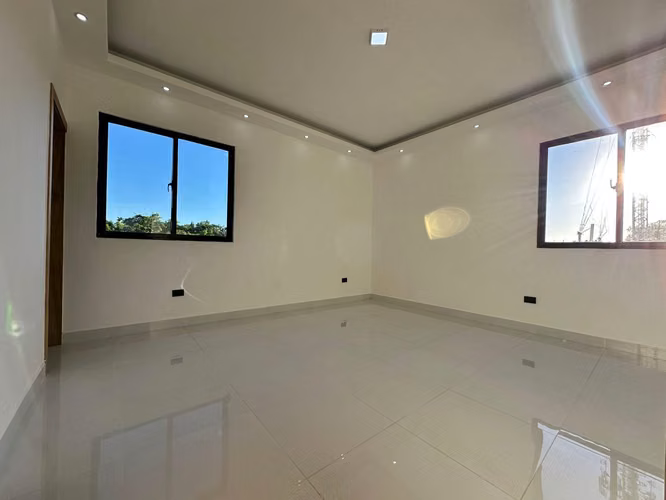 Casa de 3 Niveles con Piscina en Venta - Brisa Oriental, Santo Domingo Este - 3 Habitaciones