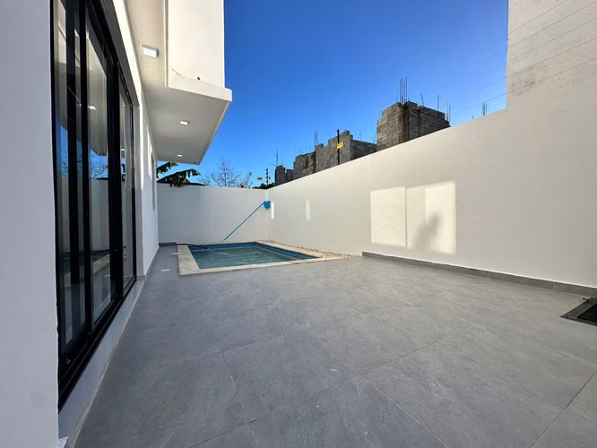 Casa de 3 Niveles con Piscina en Venta - Brisa Oriental, Santo Domingo Este - 3 Habitaciones