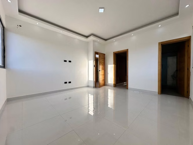 Casa de 3 Niveles con Piscina en Venta - Brisa Oriental, Santo Domingo Este - 3 Habitaciones