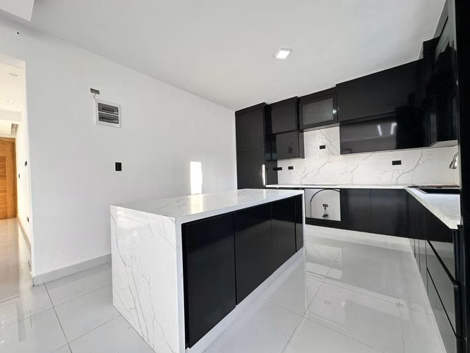 Casa de 3 Niveles con Piscina en Venta - Brisa Oriental, Santo Domingo Este - 3 Habitaciones